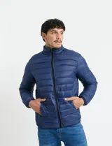 Campera acolchada tipo puffer en color gris, con cierre frontal, cuello alto y puños elásticos.