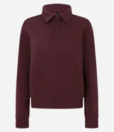 Saco cerrado de algodón con felpa, color bordó, con cuello polo, cierre frontal con botones, manga larga y puños y bajo ajustados.