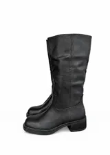 Botas bucaneras negras de cuero vegano con caña alta, punta redondeada y taco cuadrado bajo.