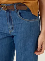 Pantalón de tiro medio-alto con corte recto y holgado. Confeccionado en una mezcla de algodón, viscosa y lino, presenta bolsillos delanteros y traseros, cierre frontal con botón y detalles de costuras reforzadas en contraste.