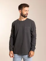 Remera de manga larga gris oscuro con cuello redondo y bolsillo en el pecho.