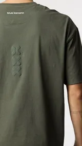 Remera verde militar de corte holgado con logo bordado en el pecho.
