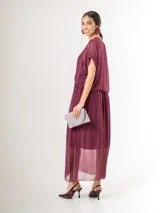 Vestido midi de seda italiana color bordó, con escote en V, sobrecapa fruncida y diseño fluido. Cuenta con mangas cortas amplias y elástico en la cintura.