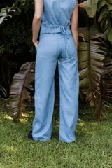 Pantalón de lino color celeste, de tiro medio con elástico en la cintura trasera, bolsillos delanteros tipo carpintero y botón marmolado. Combina con el chaleco Tenerife.