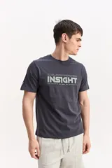 Remera gris oscuro de manga corta y cuello redondo, con estampa frontal con la palabra INSIGHT en color verde claro.