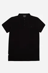 Remera polo negra de corte clásico con bolsillo frontal y cierre de tres botones.