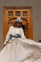 Pañuelo cuadrado de seda con estampado abstracto en tonos verde, azul y marrón.