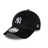 Gorra New Era modelo 9Forty con visera curva, confeccionada en tejido de pana color negro. Presenta el logo de los New York Yankees bordado en blanco en el frente y el logo de la marca en el lateral.