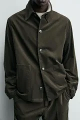 Sobrecamisa de corte regular confeccionada en pana de algodón, con cuello solapa, manga larga, cierre frontal de botones y bolsillos plastrón en la parte inferior.