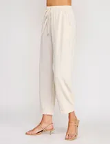 Pantalón holgado de lino color beige de la marca Allie Rose, con tiro alto y pretina elastizada con cordón de ajuste.