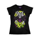 Remera negra de corte entallado con estampa frontal de la banda Ghost, presentando al Papa Emeritus y figuras encapuchadas en tonos amarillos y violetas.