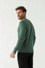 Sweater de punto para hombre con escote redondo, mangas largas y logo bordado en el pecho. Presenta un diseño clásico de calce regular.