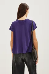 Remera de algodón de corte holgado, con cuello redondo y mangas cortas, en color violeta.