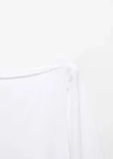 Camiseta blanca de manga larga con cuello barco.