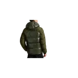 Campera puffer Polo Ralph Lauren modelo Gorham Down Jacket, color verde militar, con diseño combinado en acabado mate y brillante, capucha desmontable y bolsillos laterales con cierre.