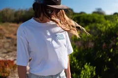 Remerón blanco de manga corta con estampado frontal que dice "GLASSY ORIGEN" en color azul.