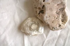 Anillo ancho plateado con diseño de calados irregulares.