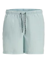 Short de baño color celeste con cintura elástica y cordón ajustable negro. Cuenta con bolsillos laterales y un bolsillo trasero, confeccionado en tejido plano resistente.