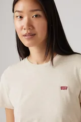 Remera color crema de corte clásico, con logo de Levi's bordado en el pecho.