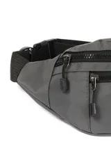 Riñonera gris de diseño funcional con dos compartimentos frontales con cierre y parche decorativo con texto en el frente. Cuenta con correa ajustable con hebilla de seguridad.