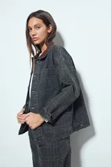 Sobrecamisa de algodón con estampado de cuadros, corte relajado, bolsillos frontales y cuello de pana en contraste. Cuenta con cierre frontal de botones y diseño de estilo utilitario.
