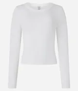Blusa blanca de rib con cuello redondo y mangas largas.