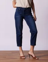 Jean azul oscuro de tiro medio, pierna recta y terminación crop. Pretina con pasadores, botón y cierre. Delantera y trasera con bolsillos.