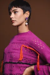 Aros colgantes con forma de corazón color violeta con strass, flor amarilla y perla blanca.