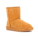 Bota corta de gamuza color camel, con interior forrado y suela de goma dentada. Diseño clásico de caña media con costuras reforzadas.
