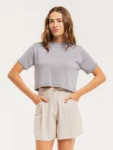 Short color beige de lino con tiro alto, elástico en la pretina trasera, cierre delantero con botón, tablas en el frente, bolsillos delanteros y dobladillo invisible.