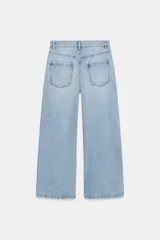 Jeans de tiro alto, color beige claro, con pierna ancha y cinco bolsillos.