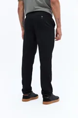 Pantalón chino clásico color beige, con textura, corte regular y pasacinto.