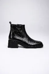 Botas de cuero con efecto envejecido, diseño de punta cuadrada y tacón geométrico. Cuentan con cierre lateral para un calce práctico.