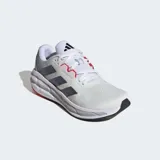 Championes Adidas Questar 3 para running, color blanco con detalles en gris y azul.
