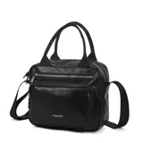 Bandolera negra de cuero vegano con doble asa de mano y correa larga regulable. Tiene un bolsillo frontal con cierre, un bolsillo plaqué y cierre superior.