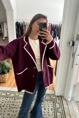 Blazer tejido de punto en color azul marino con detalles de bordes en color crema. Presenta solapas con diseño de ondas, cierre frontal con botones dorados vintage y dos bolsillos delanteros con ribete en contraste.