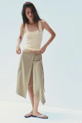 Top de escote redondo y tirantes, con acabados en rib.