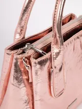 Cartera mini tote color negro charol, con doble asa corta y correa larga desmontable y ajustable.