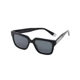 Lentes de sol con armazón cuadrado de acetato color negro y cristales oscuros. Presentan un diseño moderno con detalles metálicos en las patillas.
