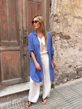 Sobrecamisa larga color celeste, de corte oversize, con mangas largas abotonadas y cierre frontal con botones.