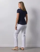 Remera azul marino de modal, marca Tahari, con cuello redondo a la base y mangas cortas.