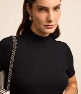 Blusa de corte regular confeccionada en tejido de rib acanalado color naranja. Presenta cuello alto y mangas cortas.