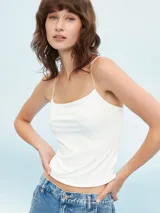 Musculosa de breteles finos con escote recto, confeccionada en tejido elástico de acabado suave y corte ajustado.