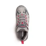 Championes de trekking Merrell Accentor 3 Wp, color gris cemento con detalles en fucsia, confeccionados con malla transpirable y refuerzos sintéticos.