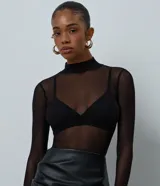 Body de manga larga confeccionado en tul negro con transparencias, presenta cuello alto y un ajuste ceñido al cuerpo.