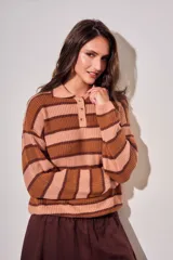 Sweater de punto con diseño de rayas horizontales en color marrón y azul. Presenta cuello tipo polo con cierre frontal de tres botones y mangas largas con puños acanalados. Posee un corte oversize.