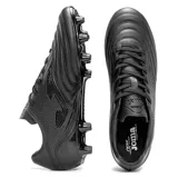 Championes de fútbol Joma Águila 2321, color negro, para césped. Fabricados en material sintético Fibertec y nylon, con suela de caucho de dos densidades y media suela de Phylon.