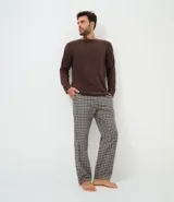 Pantalón de pijama de tricolina con estampado de cuadros, cintura elástica y corte recto.