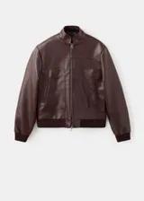 Chaqueta estilo bomber de cuero sintético marrón oscuro, con cierre frontal de cremallera, cuello alto abotonado y bolsillos frontales con solapa.