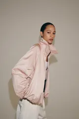 Chaqueta bomber de Zara Woman Collection color rosado, con cuello subido, cierre frontal con cremallera, mangas largas y bajo abullonado con elástico.